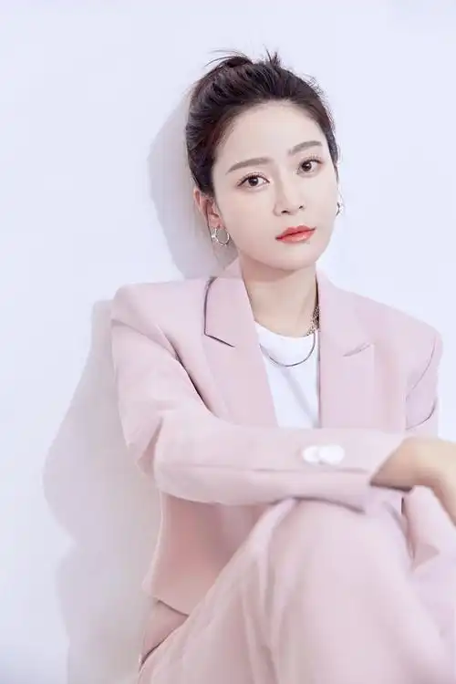 319王媛可遂昌县2021年度春茶大使茶雾轻飏烟粉清姿助力天猫超级原