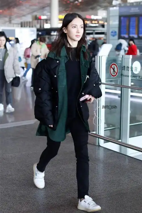 30岁金晨现身机场,卫衣配牛仔裤清新似少女,鼻子怪异又微整了?