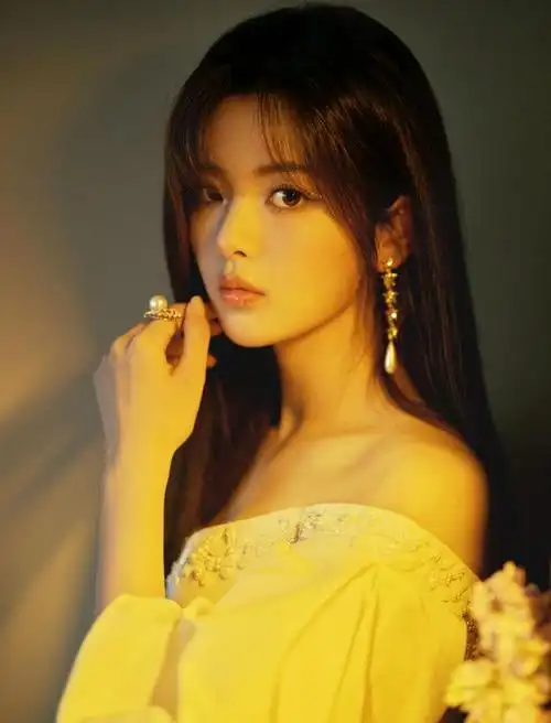 杨超越穿抹胸连衣裙拍大片精致脸蛋好养眼