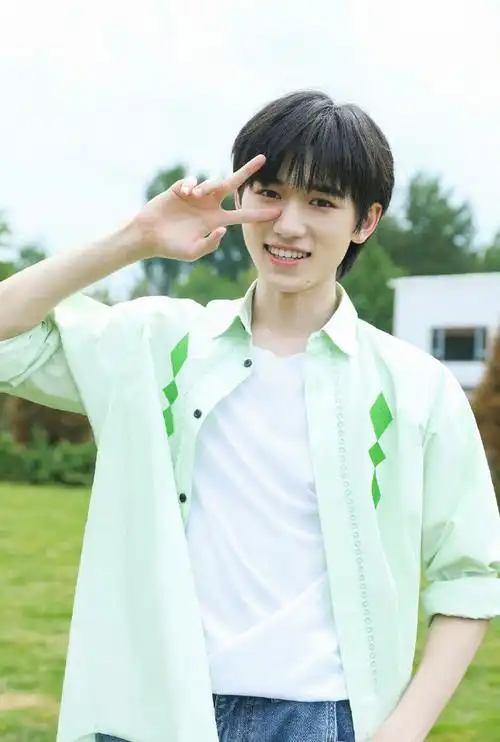 宋亚轩告别八月plog#宋亚轩晒绿色系plog告别八月96是清新鲜活敌