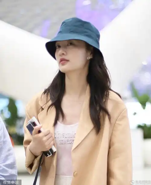 李沁伴娘行程结束后归国 穿西装大外套露美腿超养眼