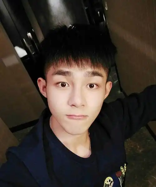 20岁小鲜肉示范两边剃光的黑色发型2