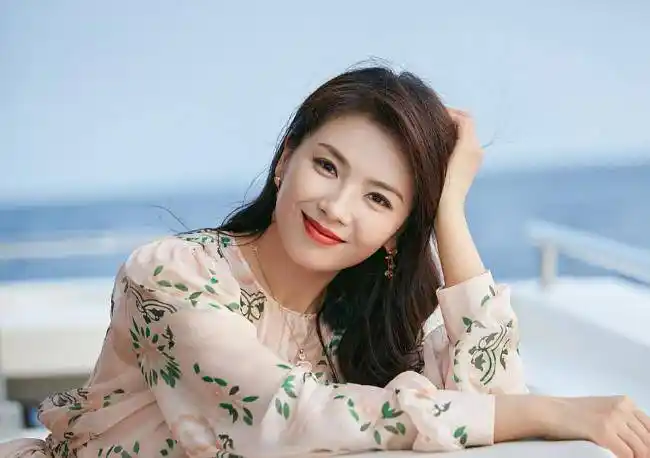 原创演艺圈中的八位女明星虽然40岁了仍有少女感看看你喜欢哪一位