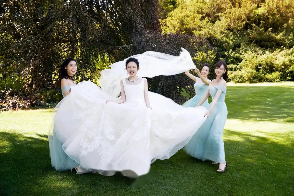 唐艺昕与伴娘团合影,梦幻而浪漫!