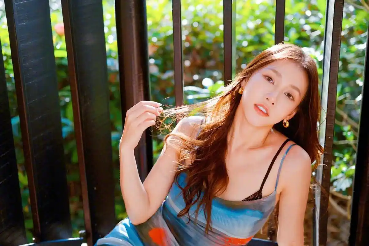 弦子初春柔美写真壁纸组图,卷发吊带,轻盈纤美,演绎时尚个性格调.