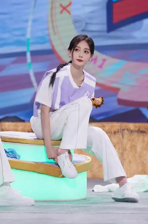 李一桐超话#李一桐你好星期六#砸水球大赛清凉一夏93@李一桐q今晚7