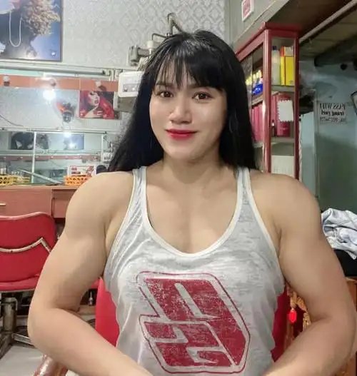 21岁女孩练出一身肌肉比男人还强壮,母亲曾担心她嫁不出去