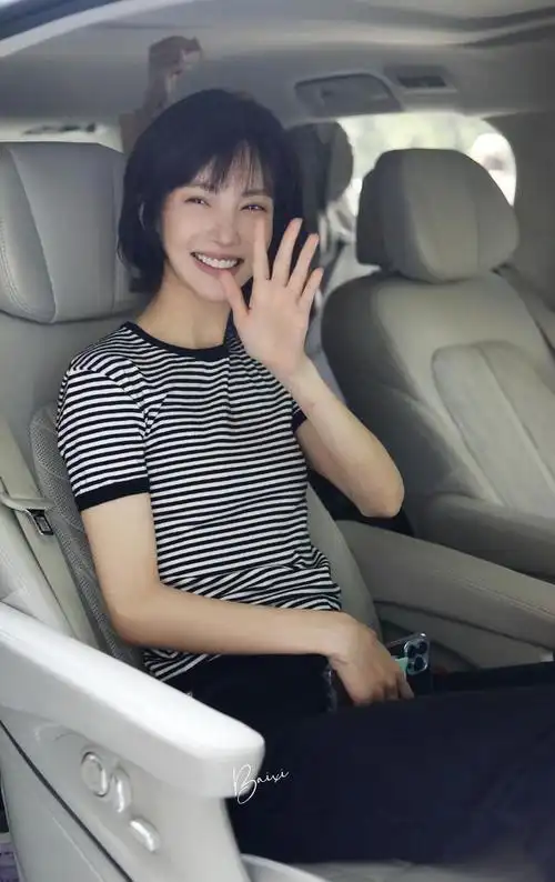 剪了短发的金晨好可爱!甜美中带着酷帅,穿搭清爽干净 - 启示号