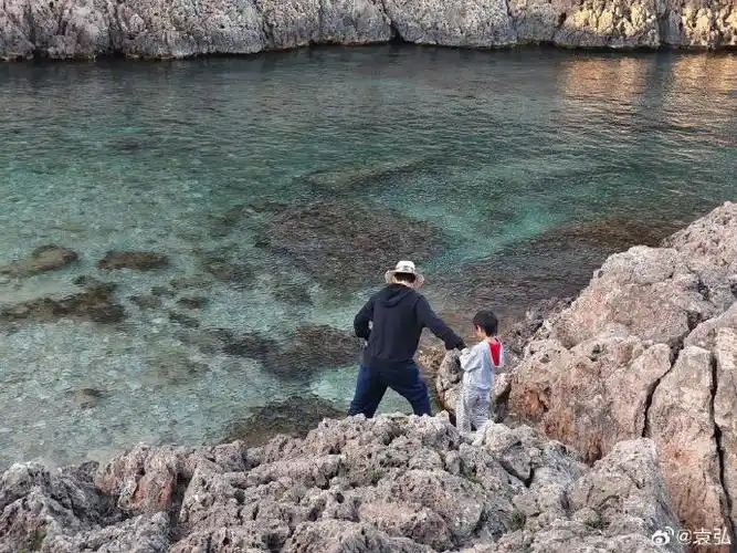 袁弘张歆艺带娃游西班牙