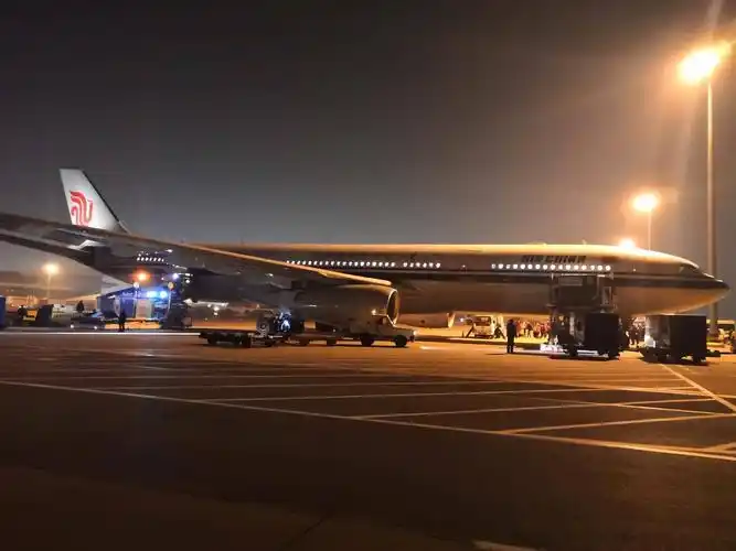 北京医疗队从北京首都机场昨天深夜飞抵武汉天河机场
