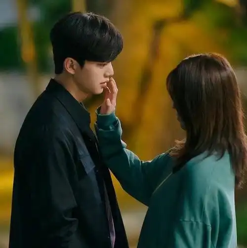 韩国爱情偶像剧一直都在国内年轻观众群体中非常"受宠",主要原因还是"