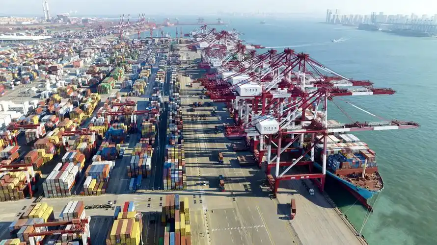 繁忙的青岛港前湾集装箱码头(1月27日摄,无人机照片).