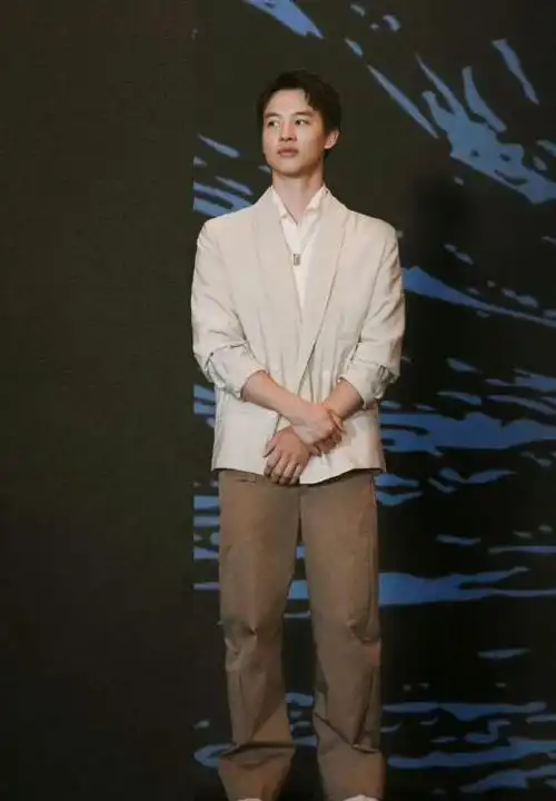 一张合照,戳破了赵丽颖"资源降级"的真相,导演徐兵眼光太毒了