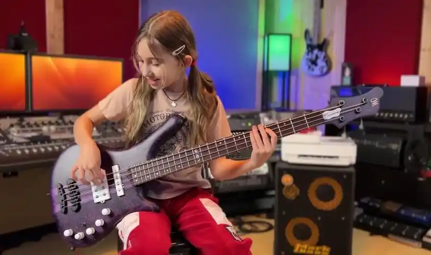 【小艾伦贝斯弹唱】jamiroquai - cosmic girl bass cover