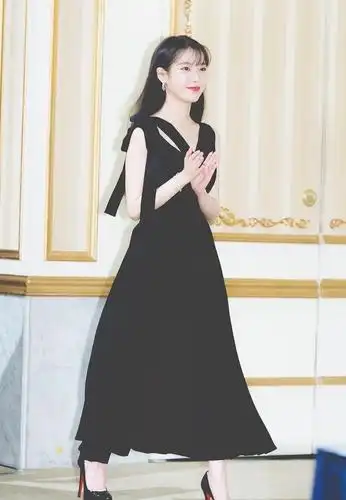 iu李知恩厉害了,两套礼裙造型齐上线,一黑一白差距这么大?