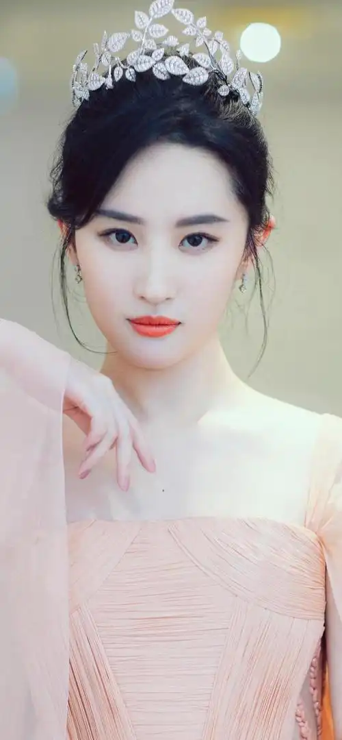 刘亦菲不争不抢,不卑不亢,也没有绯闻,真的是一位很好的艺人.