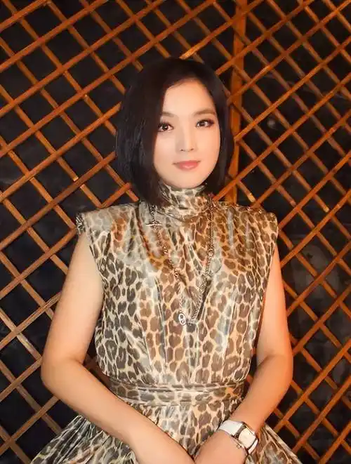 白雪:一段失败的婚姻,为了儿子不恋爱,45岁遇小男友终获幸福_艺术