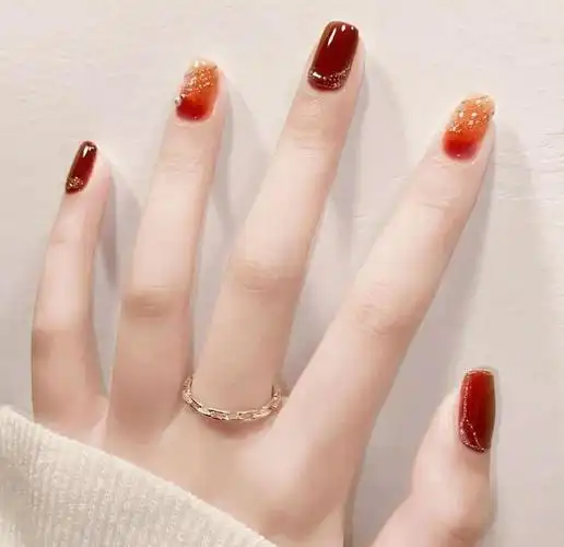 2021新款式清透显白红调晕染美甲
