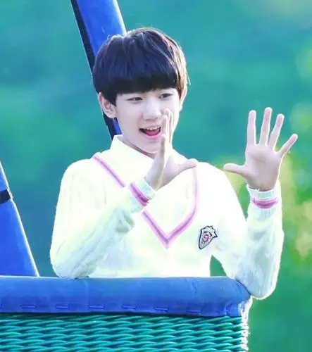 给我10张王源的图片.