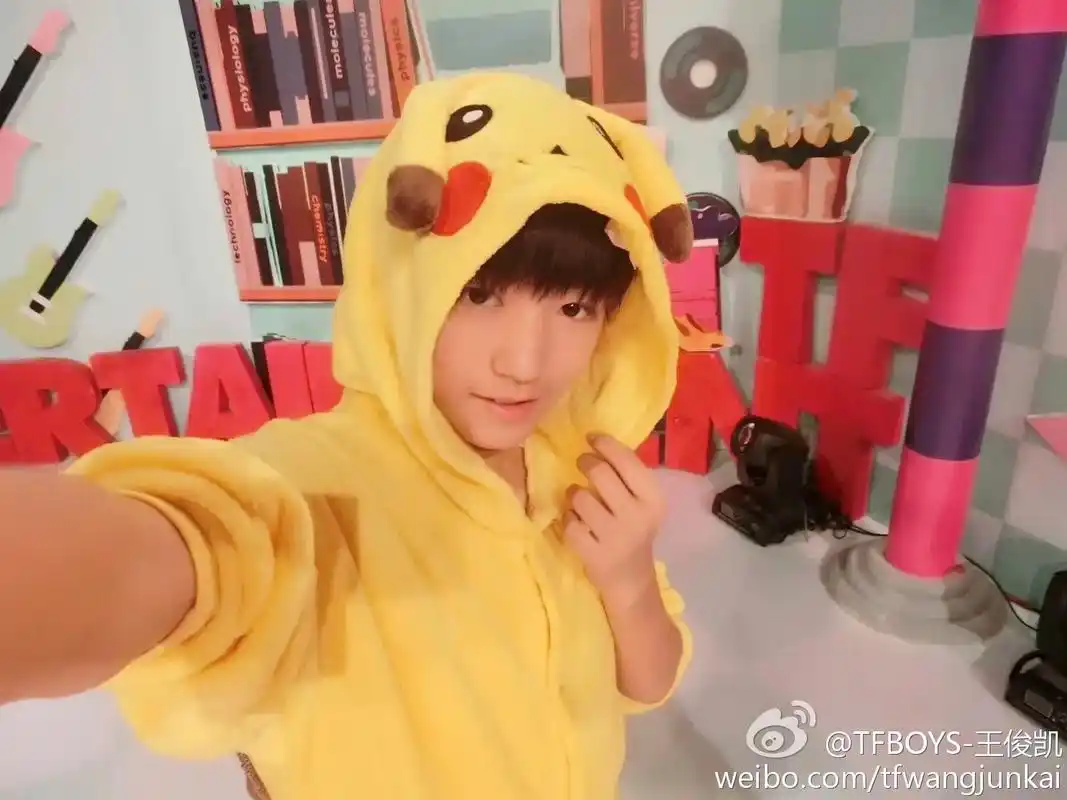 俊凯式自拍 以前小土豆连刷牙都是会拍照片的#王俊凯 #凯凯凯 - 抖音