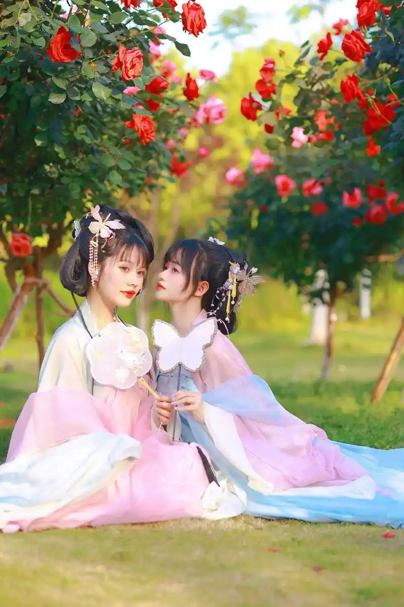 千年万岁椒花颂声 汉服闺蜜写真.双人唐风汉服闺蜜写真,女孩子 - 抖音