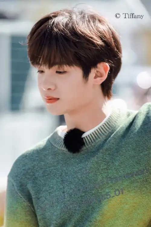 黄明昊极限挑战宝藏行氛围感饭拍#天呐黄明昊这组照片也太绝了吧