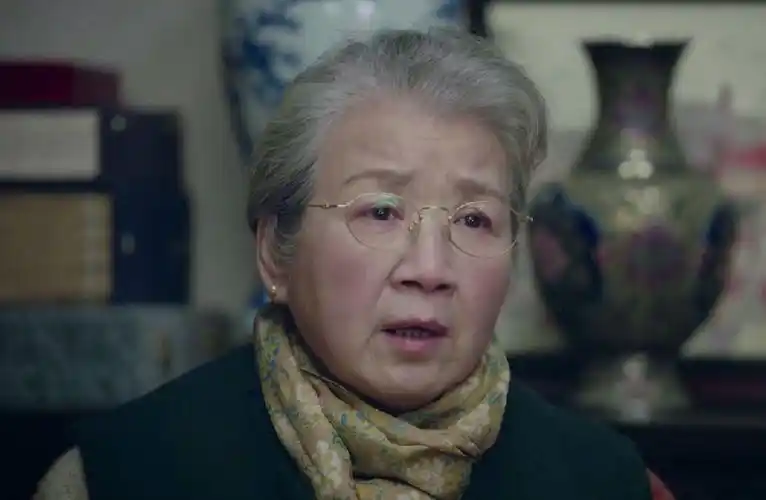 80岁国家一级演员,戏里儿孙满堂,戏外无儿无女,因事业终身未育