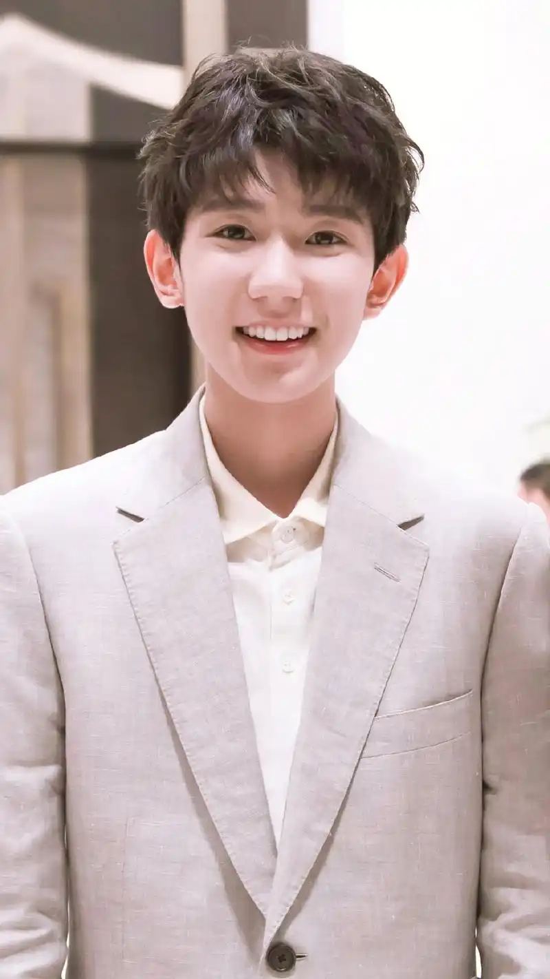 【王源  眯眼笑】  是属于我们笑起来奶萌奶萌的阿源的比赛了 你的笑