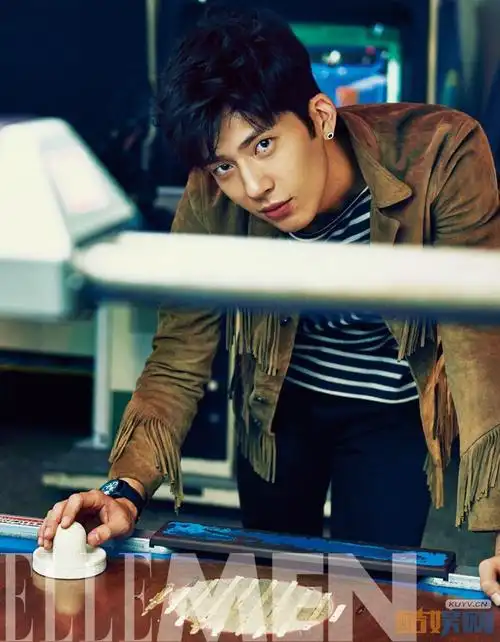 井柏然帅气写真