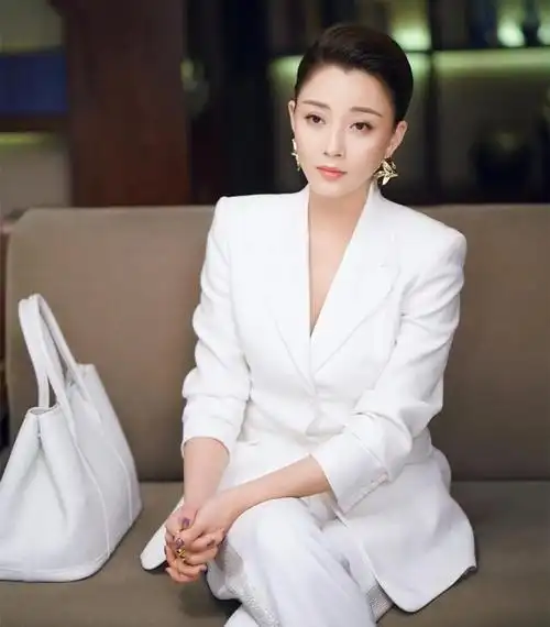 梅婷的腿,李小冉的胸,樱桃的腰让我看到了中年女星的"性张力"