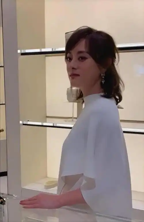 孙俪穿白裙留长发气质大变网友大赞其妩媚动人