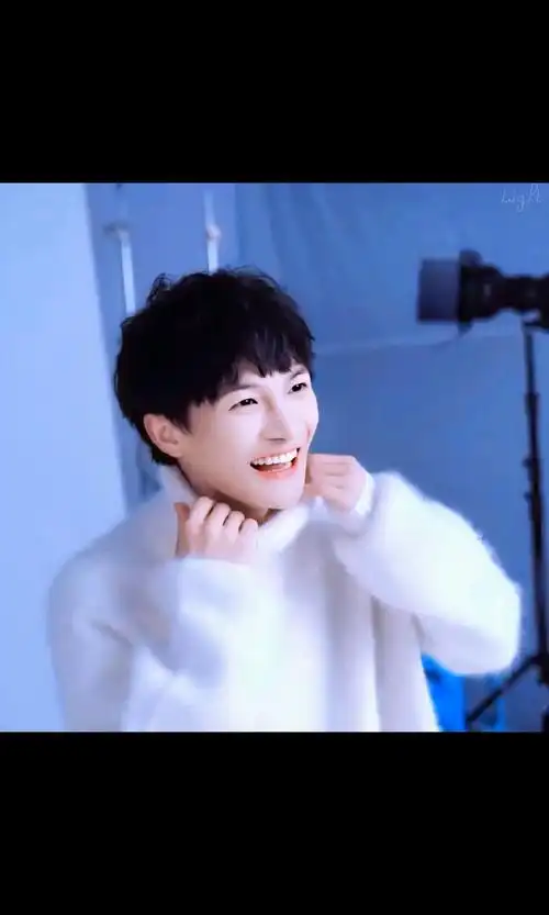 周深 你不经意间的笑容,温暖了多少人的心灵,照亮了多少人的心房.