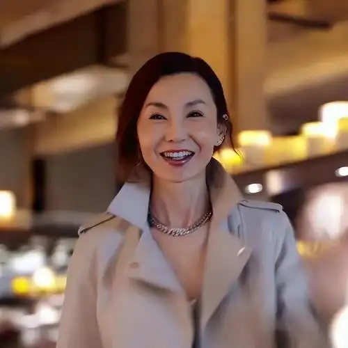 张曼玉低调看展被认出无滤镜下的素颜太真实干瘪憔悴惹人怜