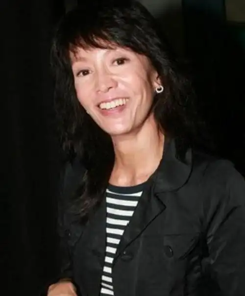 61岁郑裕玲近照曝光脸型瘦削疑似整容失败网友是因为太瘦了