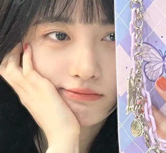 鞠婧祎刚晒完素颜照,就穿裙子现身机场,这腹肌让人移不开眼