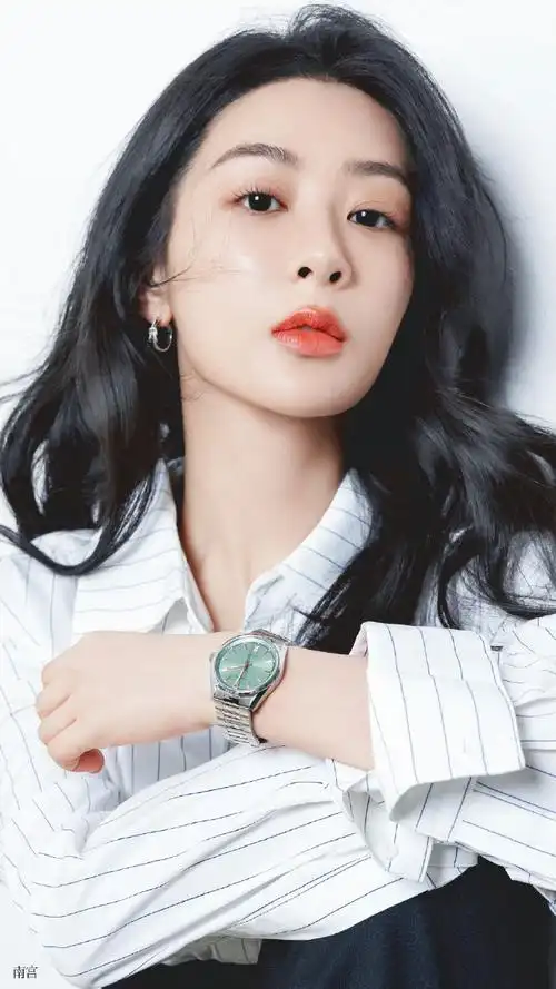 杨紫慵懒大女主造型