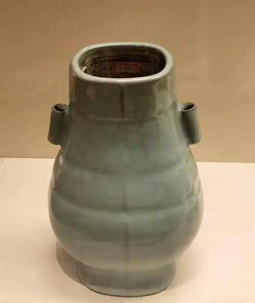 看见文物登峰造极的制作工艺与审美蕴含南宋官窑青瓷贯耳瓶