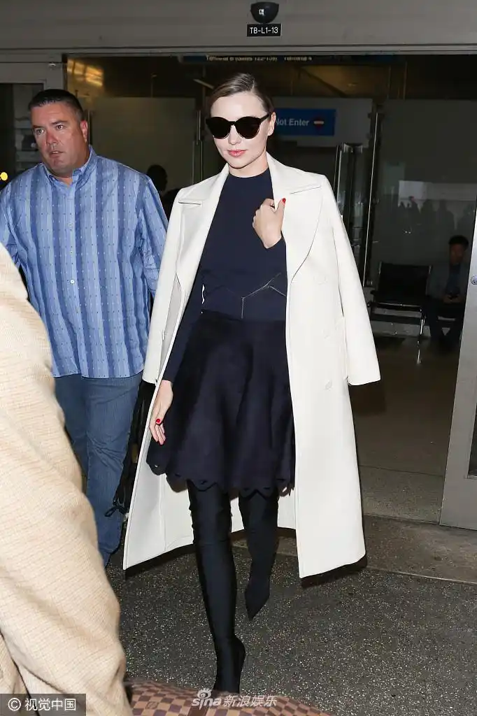 组图:米兰达可儿披大衣似霸道总裁 架黑超秀美腿自带气场_高清图集