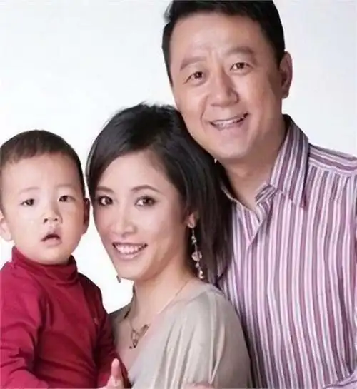 重庆美女李燃:嫁给大17岁的郭涛,生一儿一女,风光背后满是辛酸