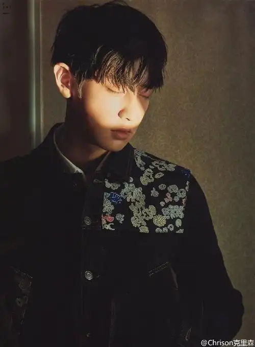 朴灿烈登上allure杂志五月刊,平时的阳光boy转眼变身忧郁小王子,复古