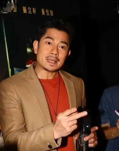 54岁郭富城近照曝光,头发凌乱胡子拉碴,皮肤黝黑苹果肌凸起显憔悴