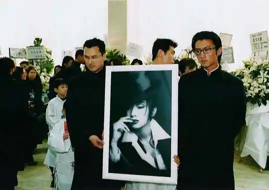 图文:众亲朋好友向梅艳芳遗体道别-霆锋手捧遗像