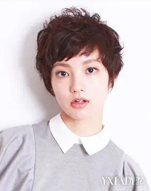 同样是一款偏分式的日系女生定位烫短发发型,与上一款最大的不同是