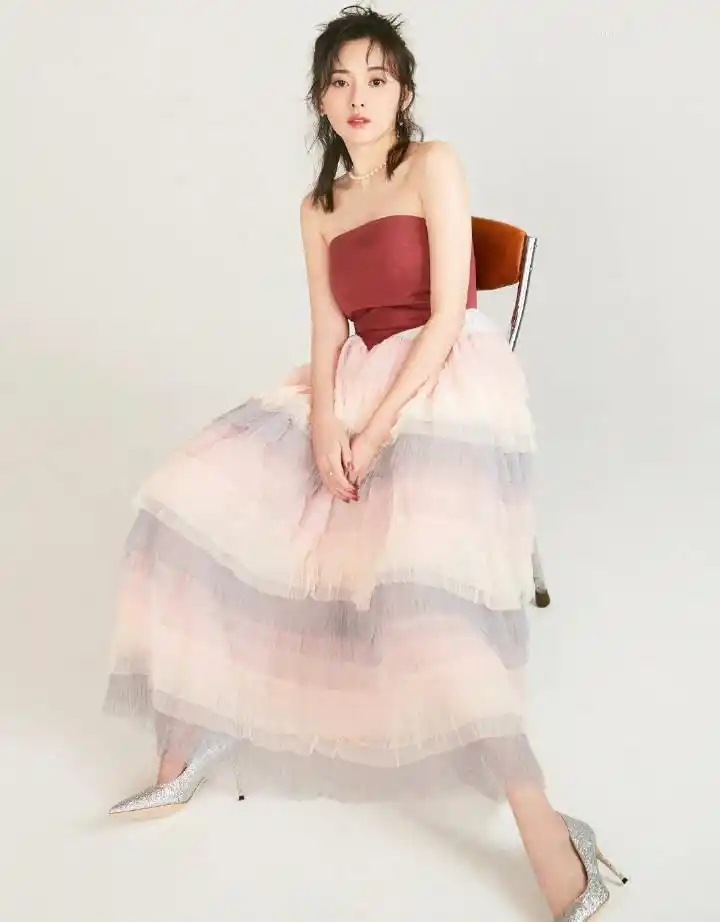 江铠同越来越会穿了露肩上衣配休闲裤秀好身材气质超迷人