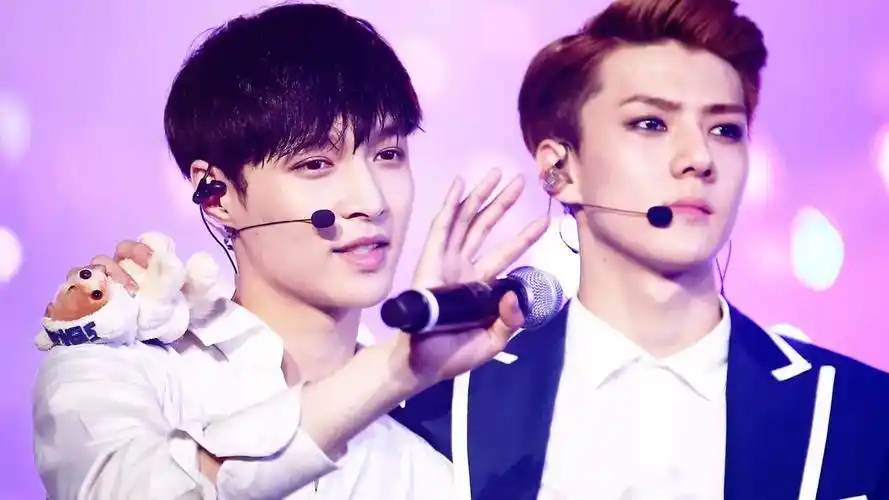 张艺兴说去国外见了吴世勋,互相感慨彼此成长,老粉满满的回忆!