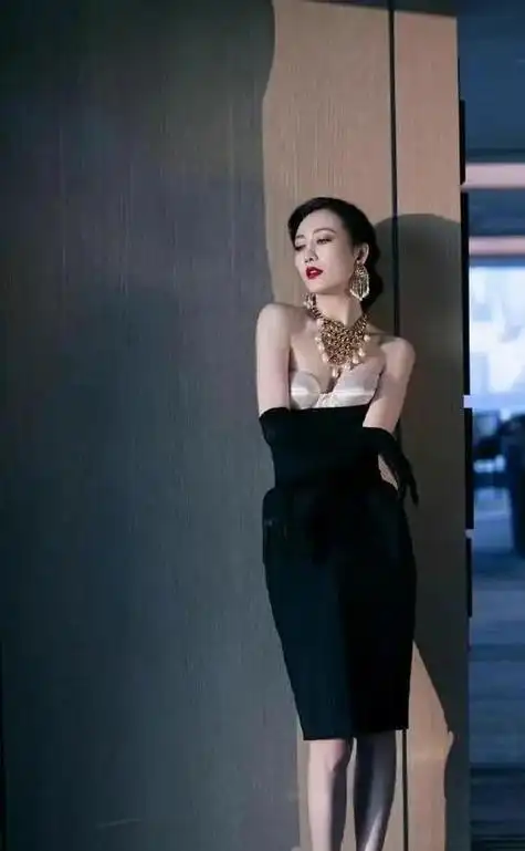 光是何炅撒贝宁双金牌主持就奠定了这个节目的收视率.