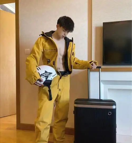 拥有八块腹肌的帅气小哥哥连体服加身果然身材高的男生有气质