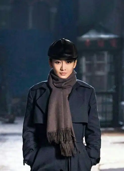 伪装者汪曼春晒美照穿黄色露肩装配超短裤嘟嘴卖萌超可爱