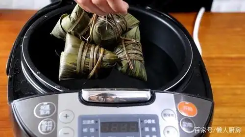 教你包迷你版的小粽子,配上大黄米和蜜枣,黏糯的口感,一口一个