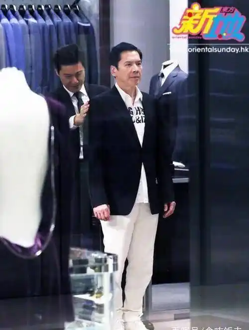 69岁向华强霸气出巡老婆陪伴买西装被赞赌神龙五气质不变